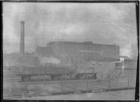 H2009-0345.1 digitaal positief.jpg; H2009-0345; 3 grote fotonegatieven op film van Burgers ENR fietsenfabriek zowel exterieur met spoorlijn op voorgrond, als interieur, in pergamijnen enveloppes, gestempeld Reesinck den Haag; foto